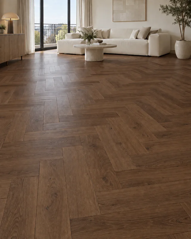 Ciemne panele laminowane ułożone w jodełkę — przykładowy kierunek